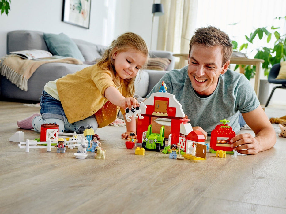 Spielset mit Scheune, Traktor und Nutztieren